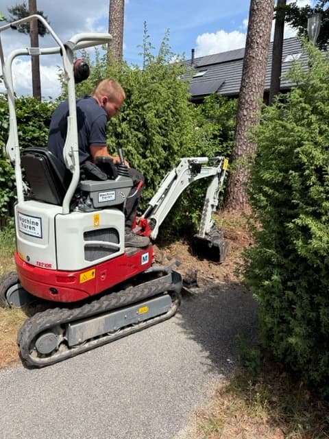 Minigraver voor kabelaanleg laadpaal installatie